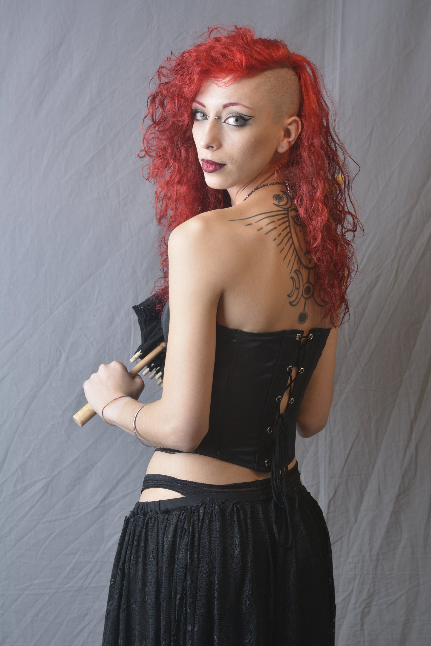 Bustino in Cotone Lucido con Effetto Pelle e Decori in Acciaio