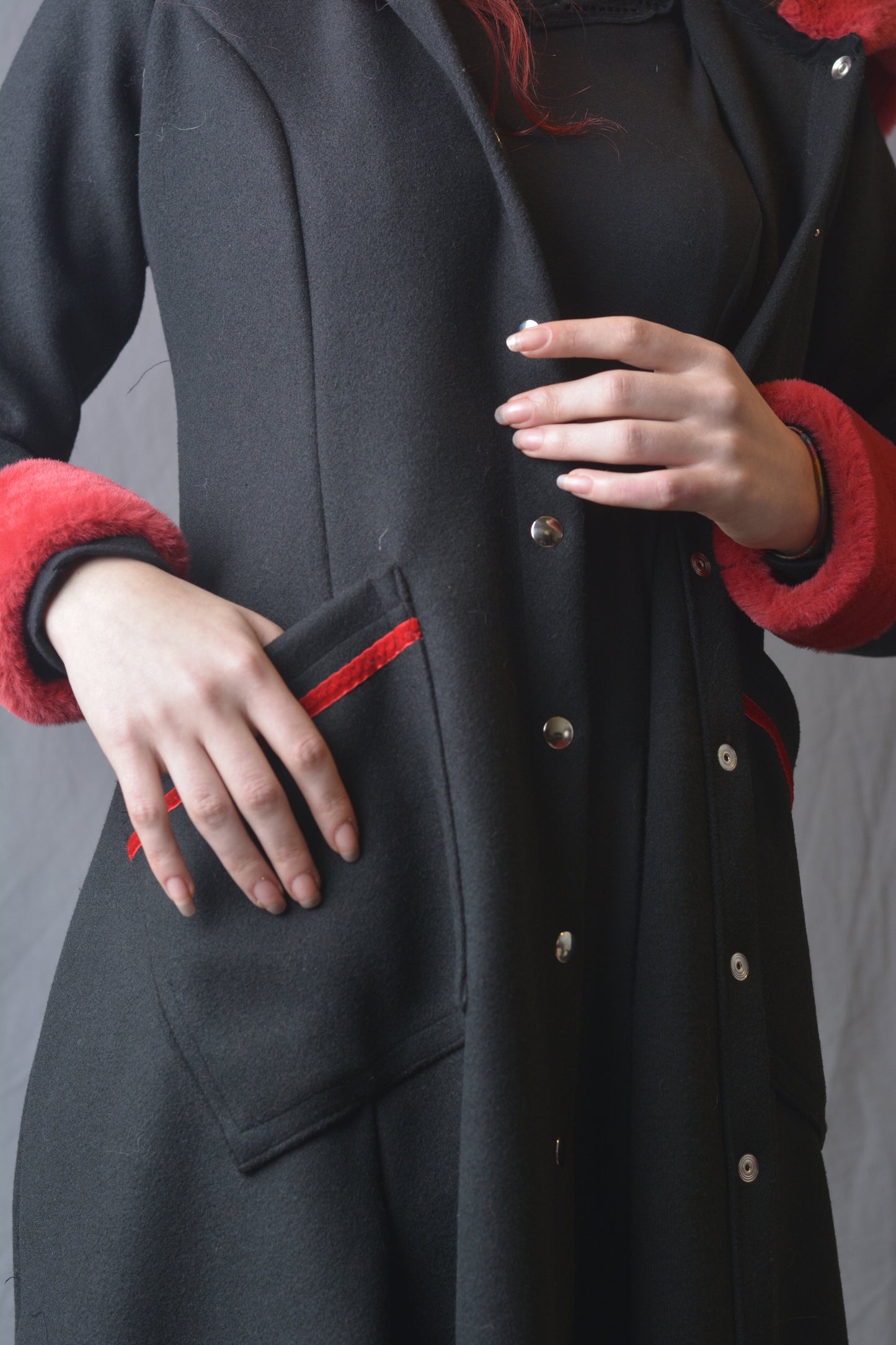 Cappotto Lungo in Panno Elasticizzato con Bordi in Pelliccia Ecologica Rossa