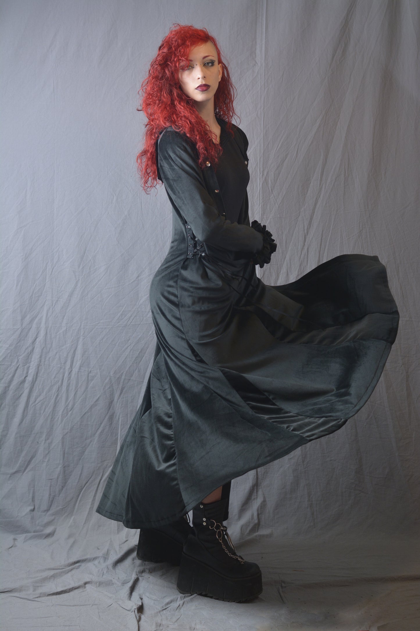 Soprabito Lungo in Velluto Nero con Cappuccio e Rouches