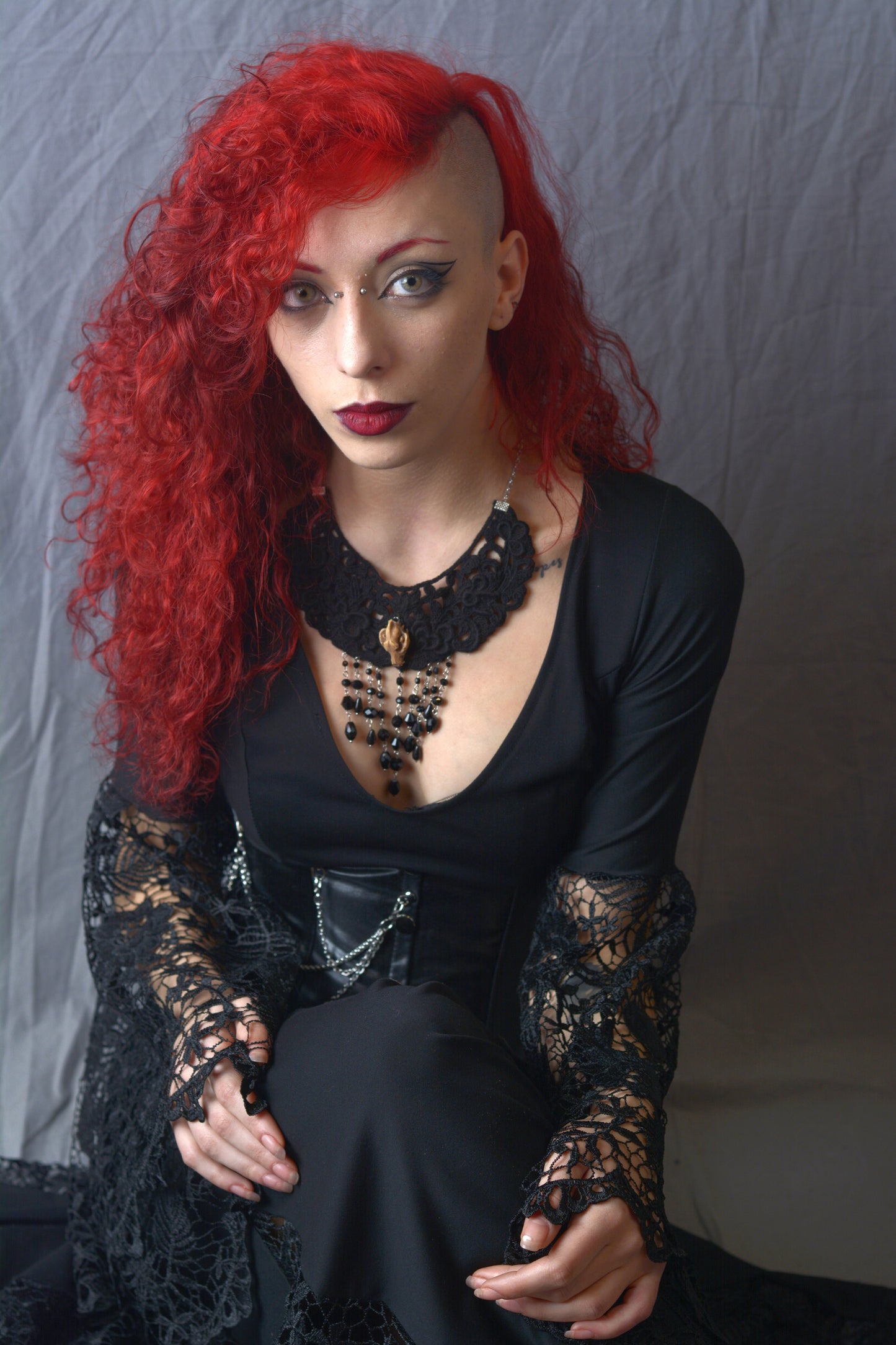 Collier in Pizzo con Teschio Canino e Pendenti di Cristalli Neri