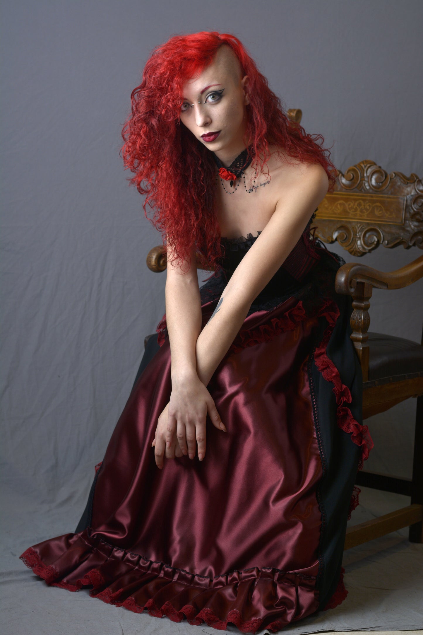 Gonna Lunga in Raso Bordeaux e Nero con Rouches di Pizzo