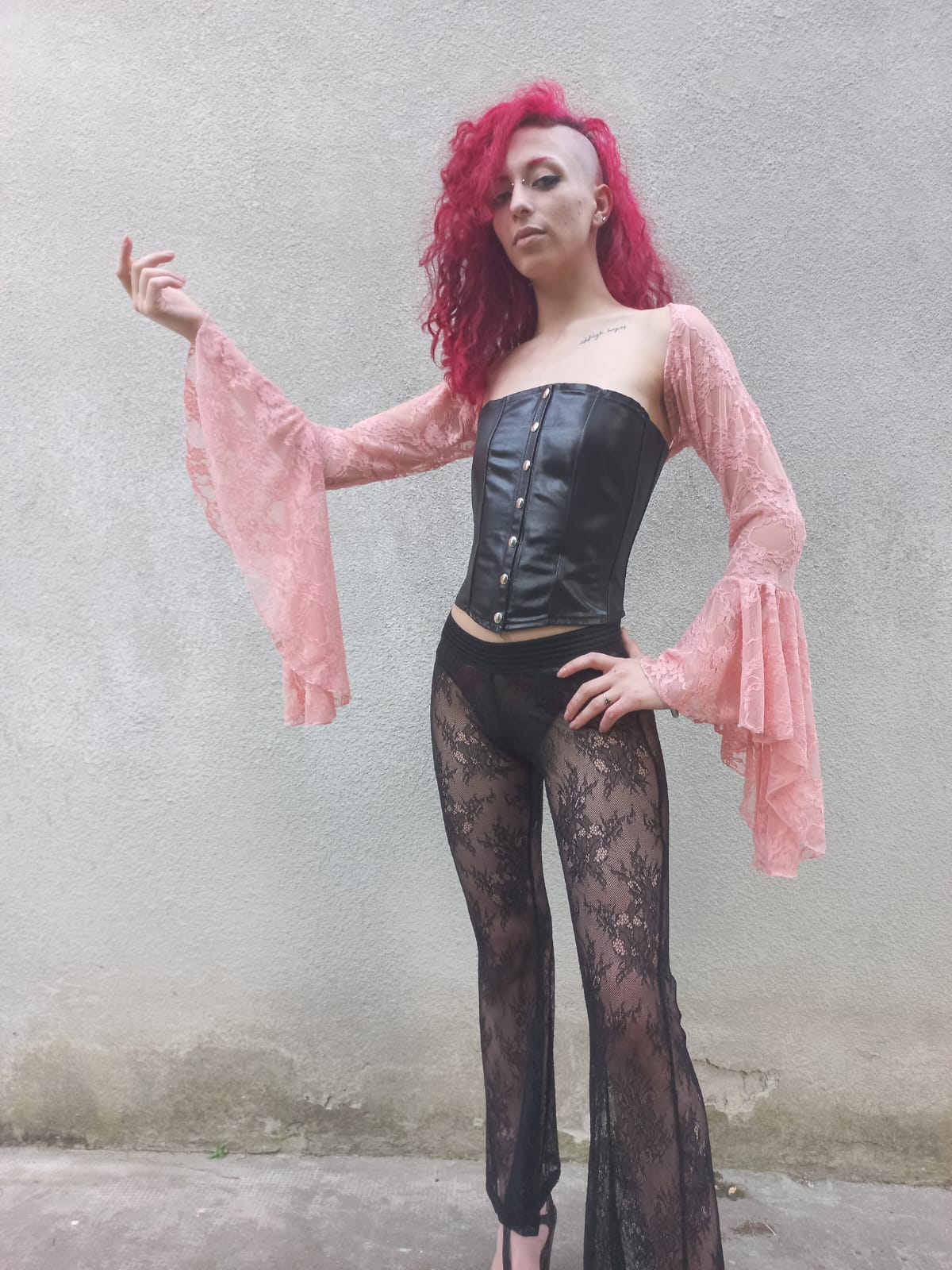 Coprispalle in pizzo rosa salmone con maniche a corolla