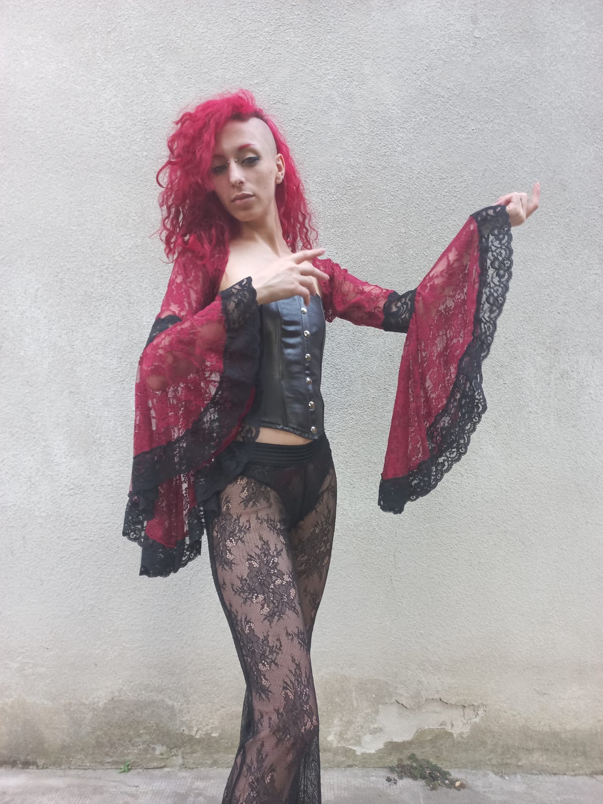 Coprispalle in pizzo bordeaux con inserti neri