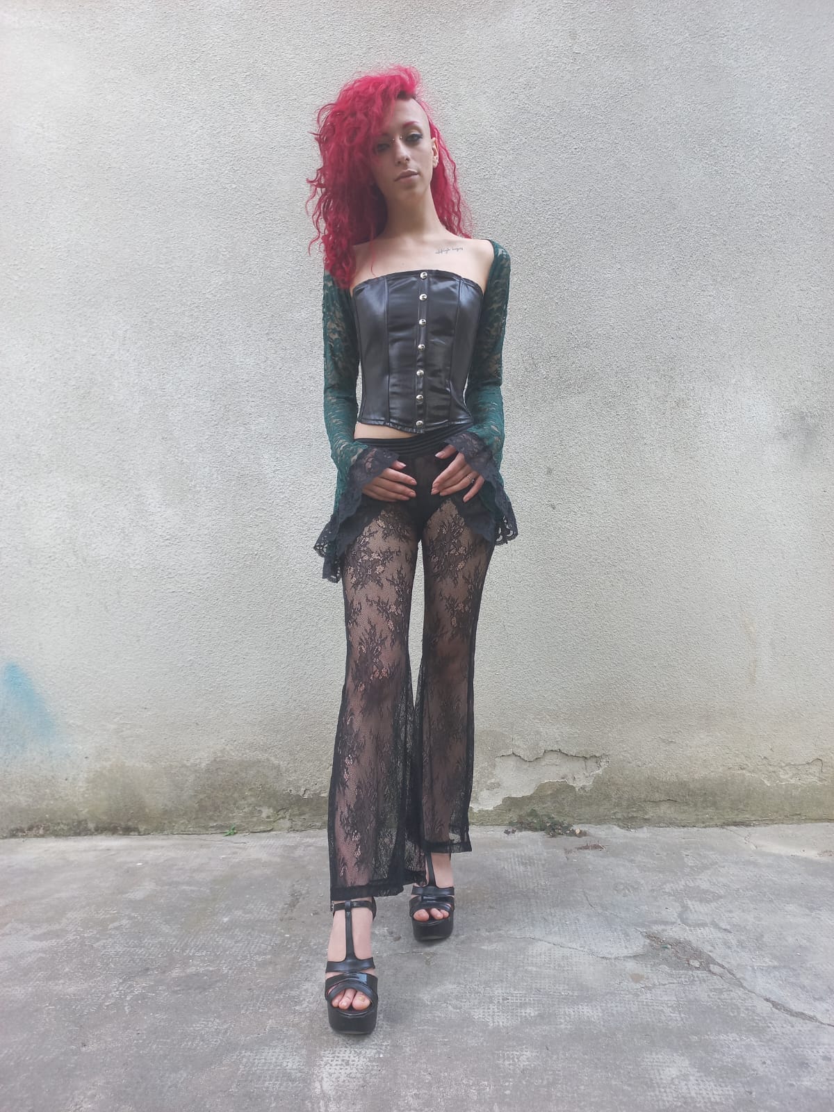 Bustino in cotone nero effetto pelle con chiusura frontale