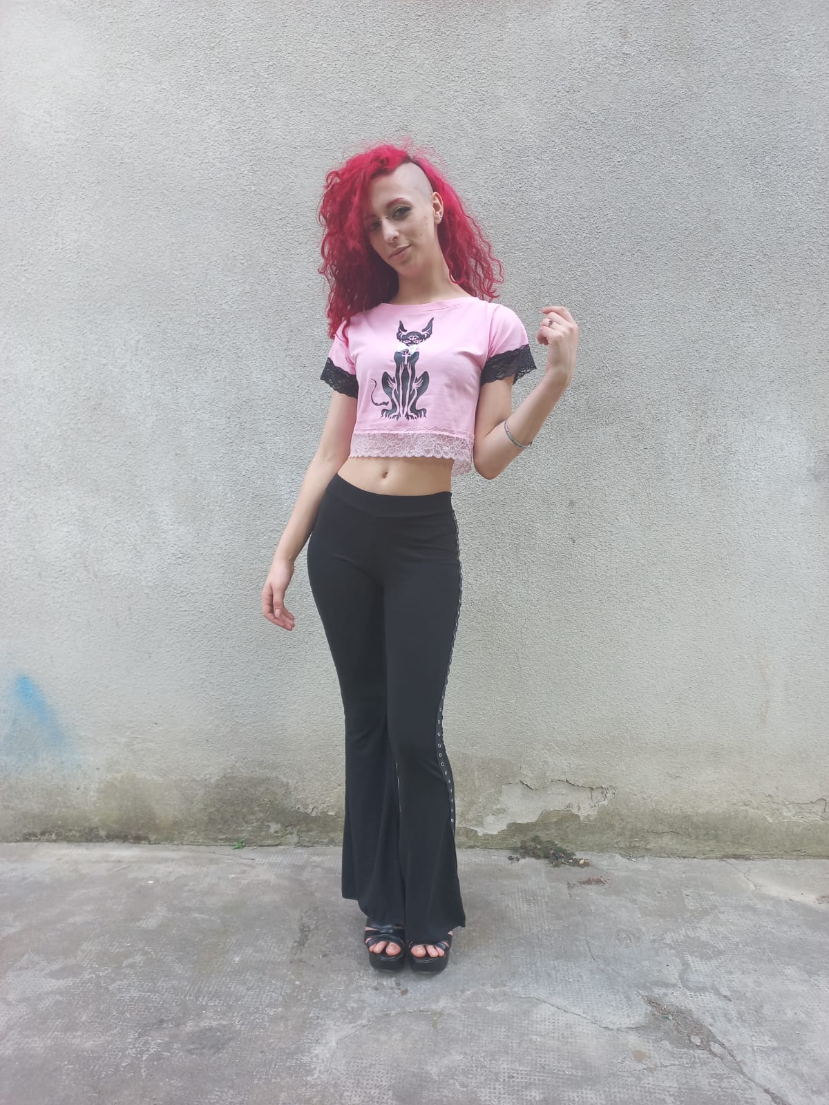 Crop top rosa in cotone con stampa gatto egizio e rifiniture in pizzo