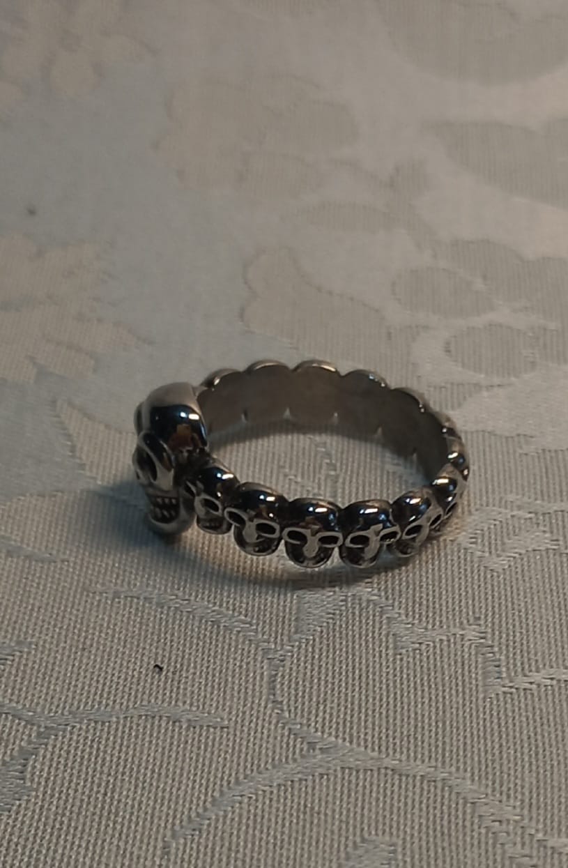 Anello in Acciaio con Teschio su Fede di Teschi