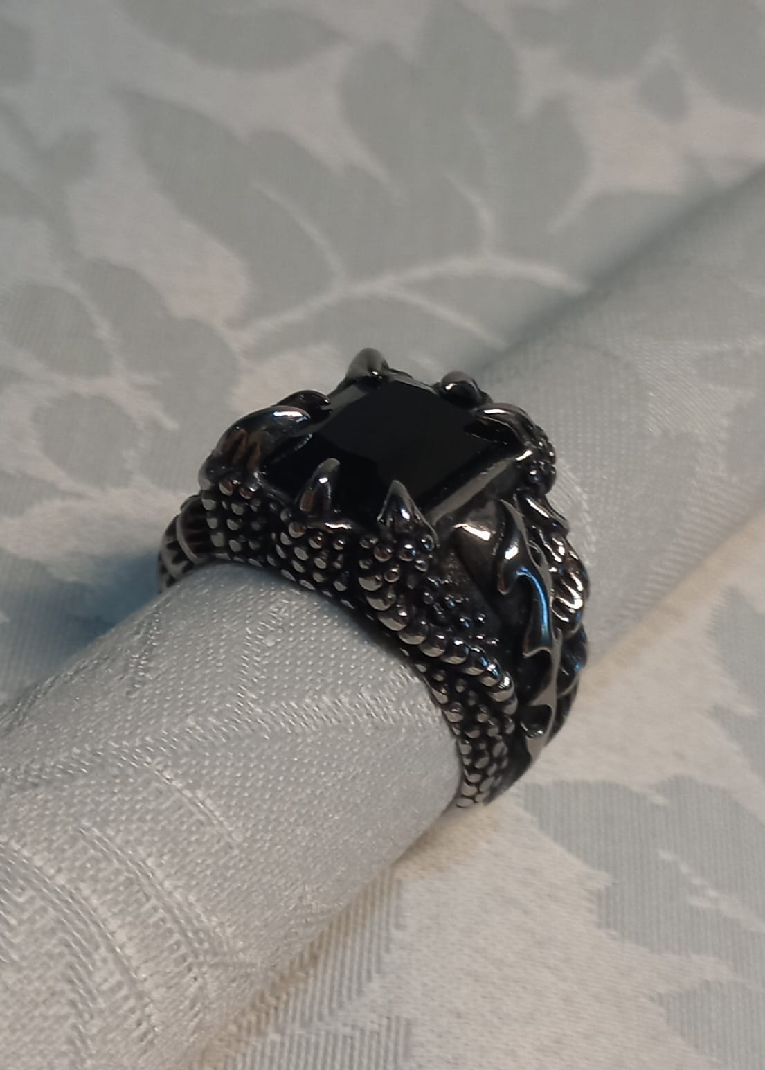 Anello in Acciaio con Cristallo Nero e Artigli di Drago