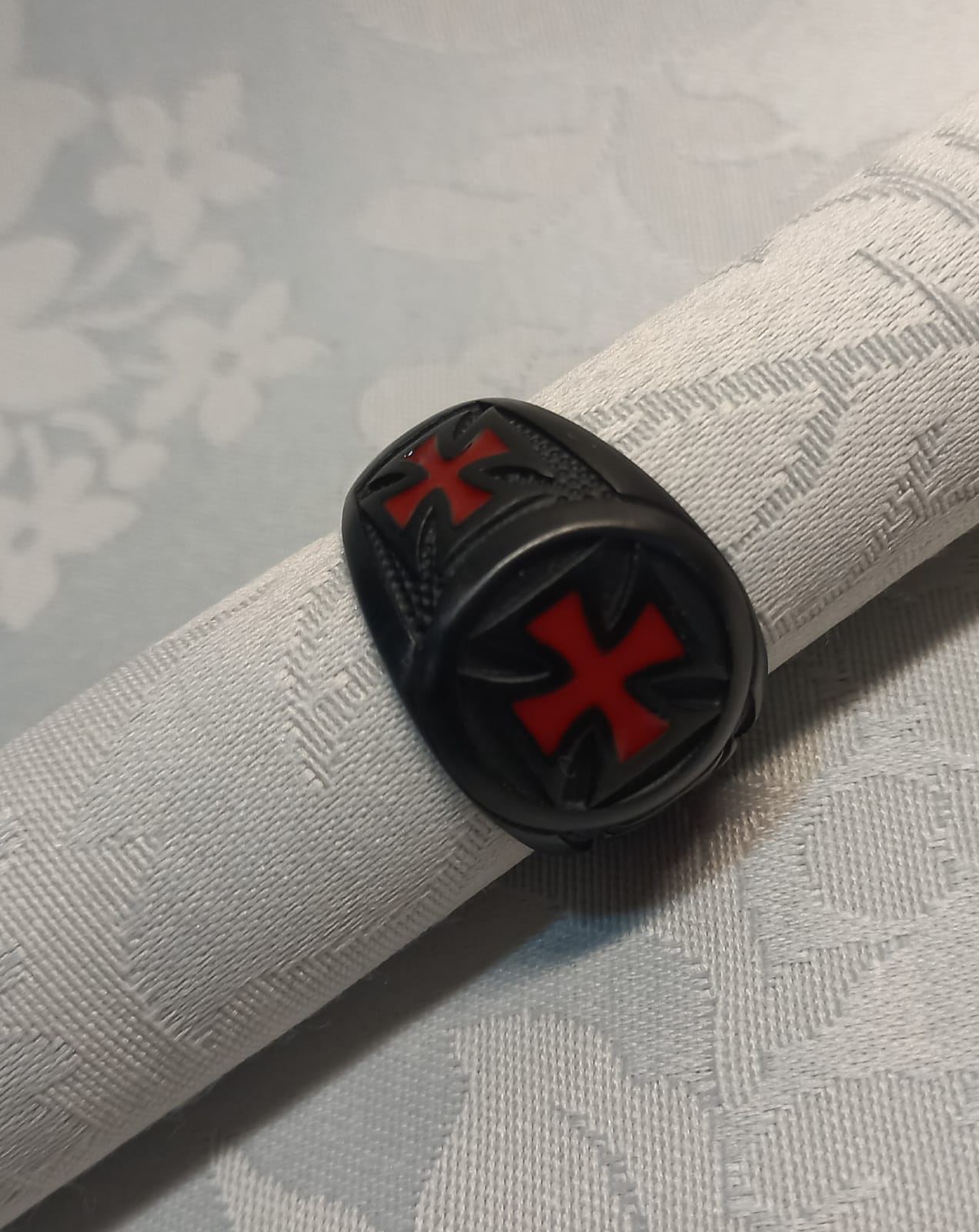 Anello in Acciaio Galvanizzato Nero con Croci Rosse