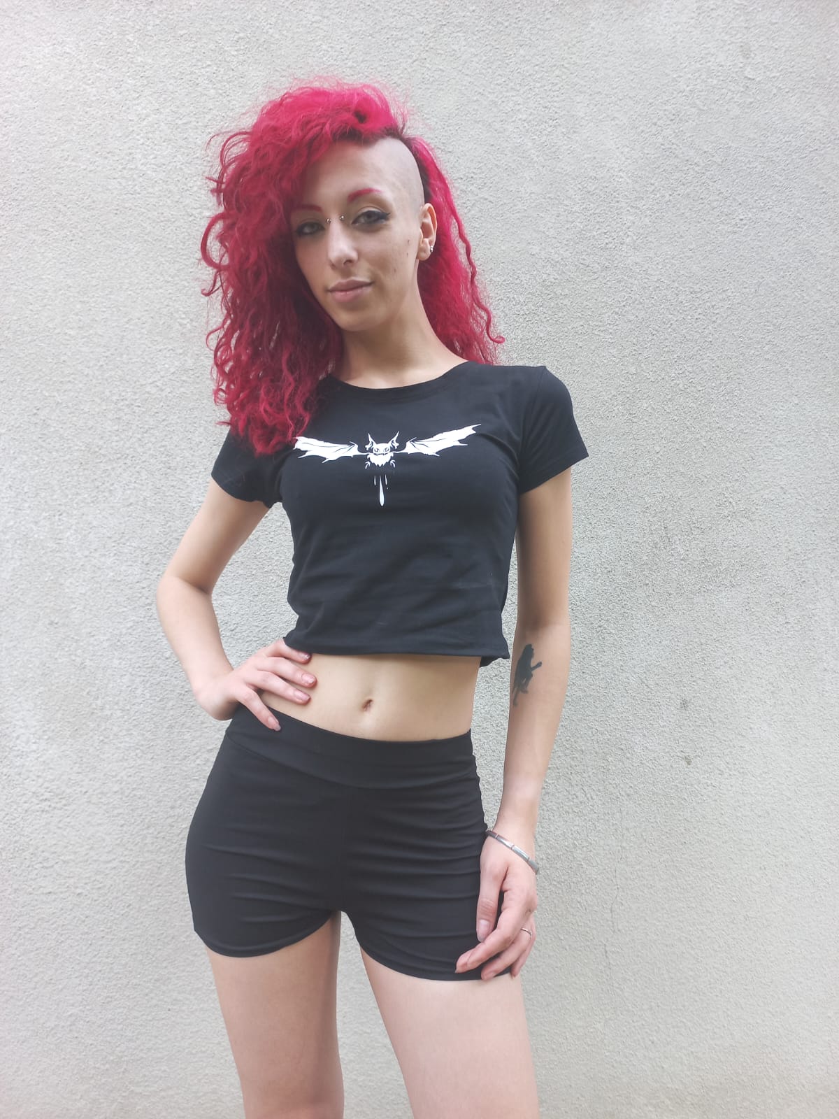 Crop top in cotone nero con stampa pipistrello