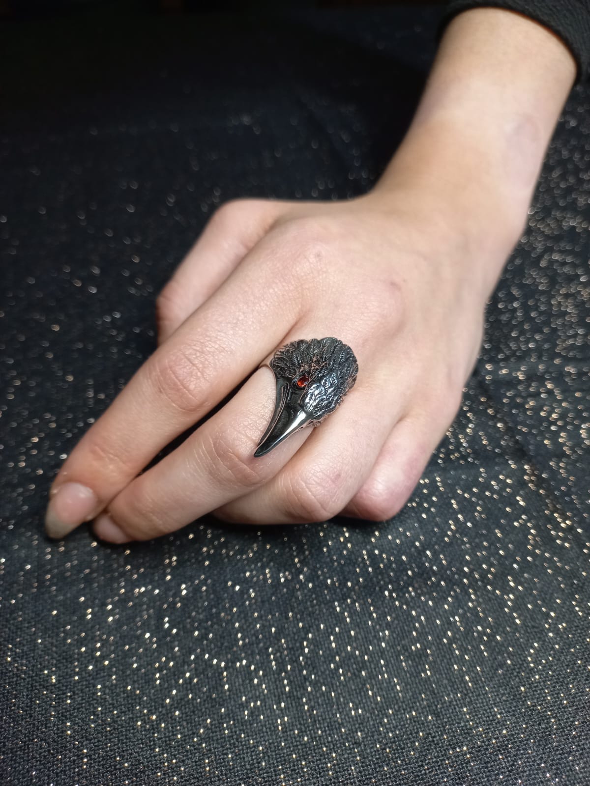 Anello in acciaio con testa di aquila reale e cristalli color rubino