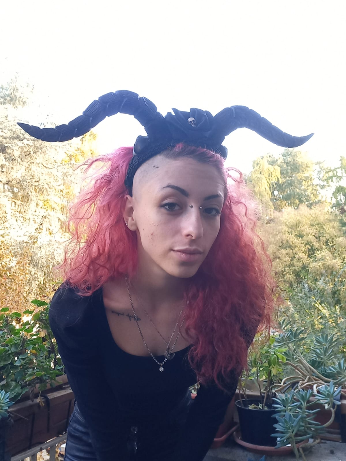 Acconciatura demone con corna, rose in raso nero e teschio