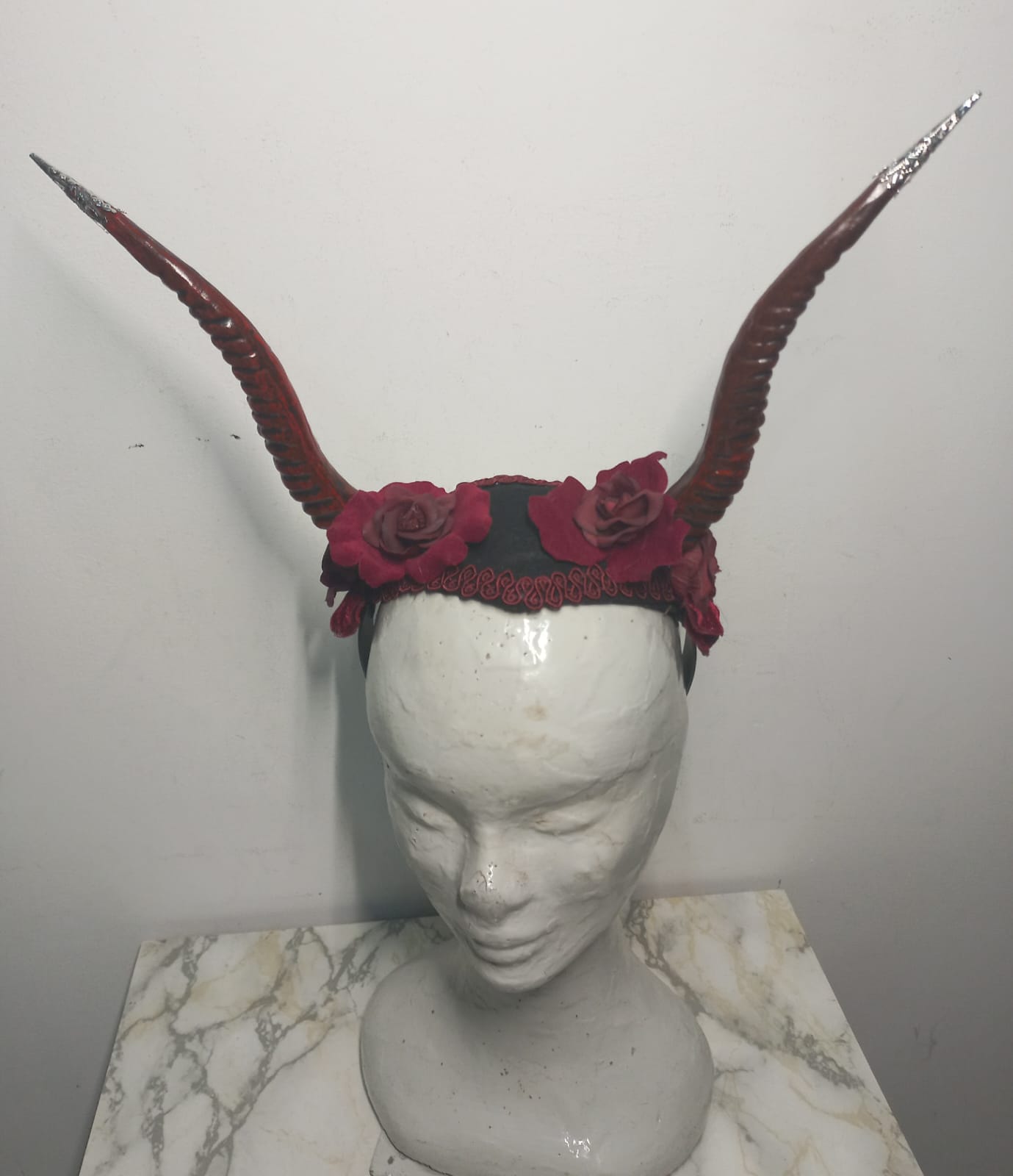 Acconciatura con corna diavolo e rose con puntali in metallo