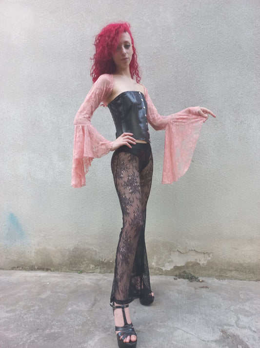 Coprispalle in pizzo rosa salmone con maniche a corolla