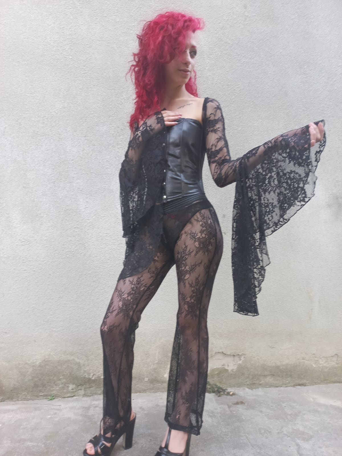 Coprispalle in pizzo nero con maniche a corolla