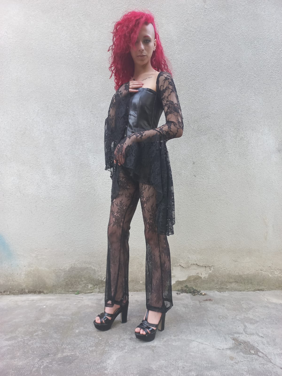 Coprispalle in pizzo nero con maniche a corolla