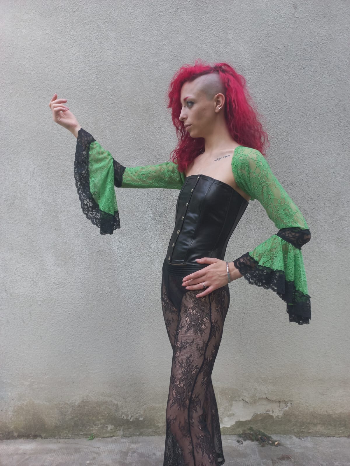 Coprispalle in pizzo verde chiaro con inserti neri