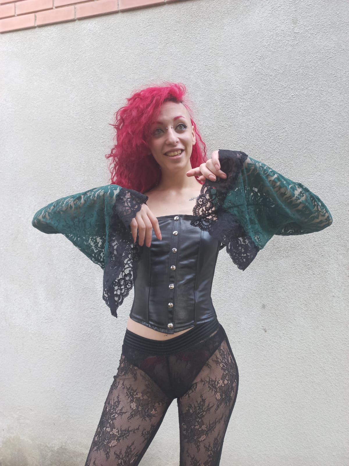 Coprispalle in pizzo verde bosco con bordo nero