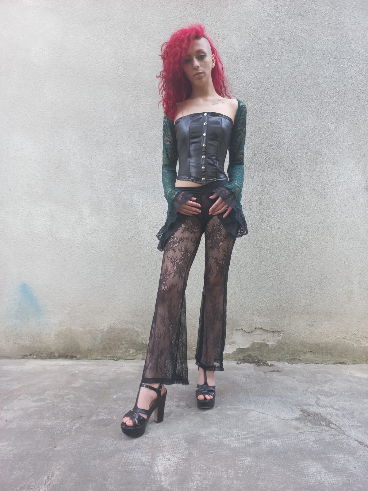 Pantaloni a zampa in pizzo nero