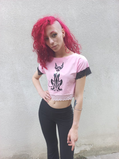 Crop top rosa in cotone con stampa gatto egizio e rifiniture in pizzo