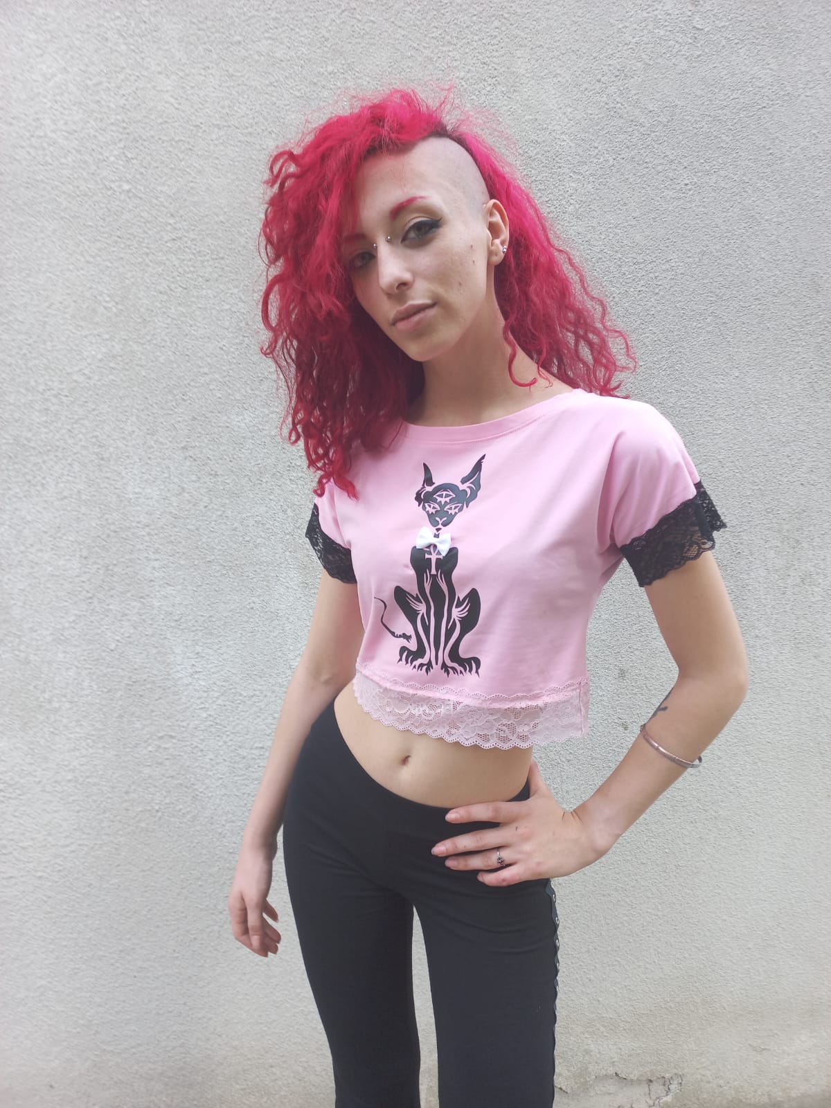 Crop top rosa in cotone con stampa gatto egizio e rifiniture in pizzo