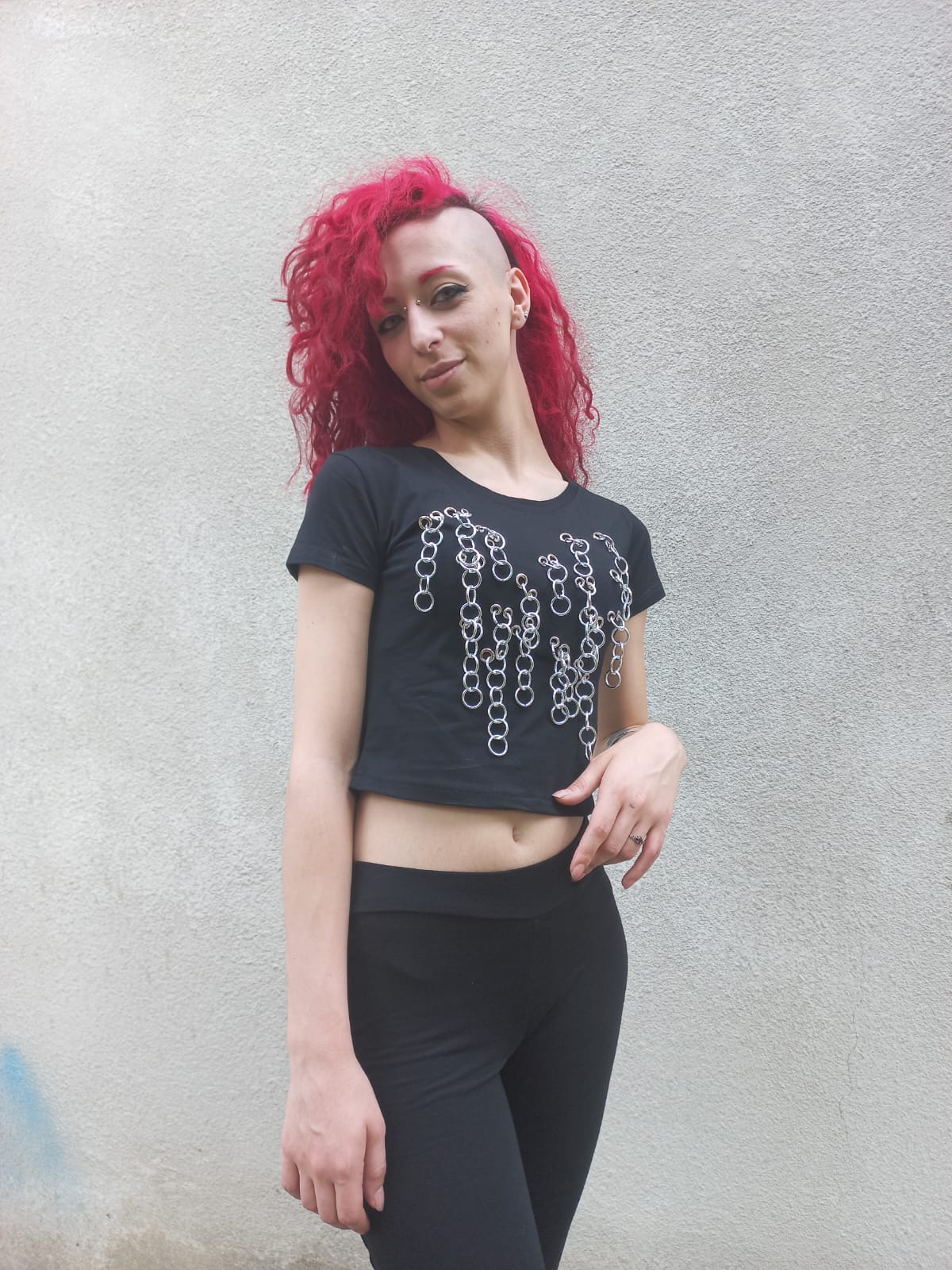 Crop top in cotone nero con occhielli e catene a frangia