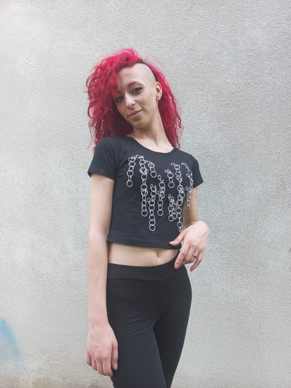 Crop top in cotone nero con occhielli e catene a frangia