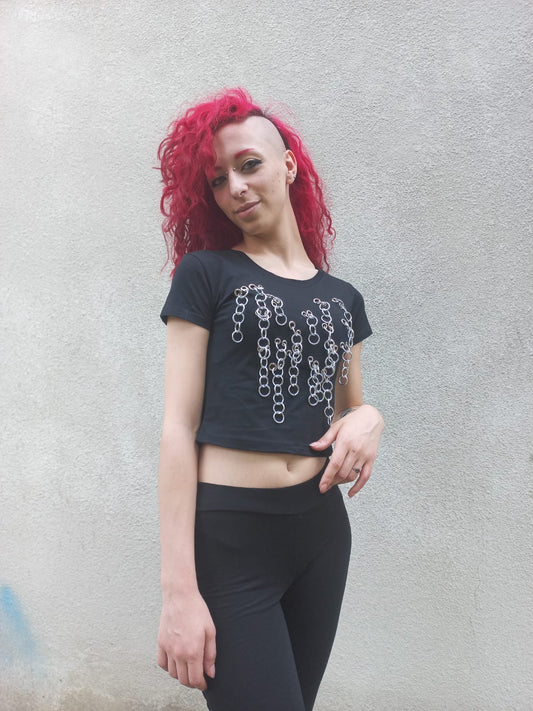 Crop top in cotone nero con occhielli e catene a frangia
