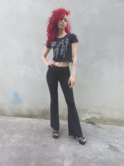 Crop top in cotone nero con occhielli e catene a frangia