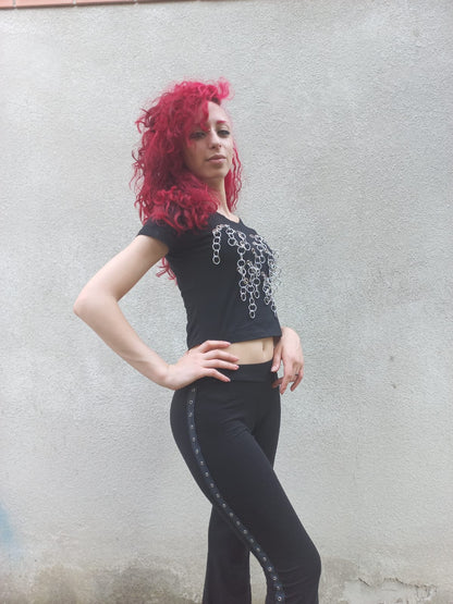 Crop top in cotone nero con occhielli e catene a frangia