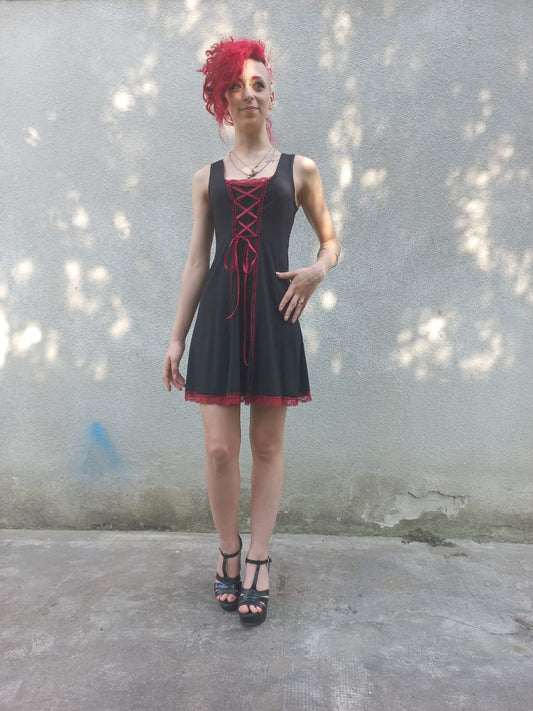 Miniabito in cotone nero con rifiniture in pizzo bordeaux