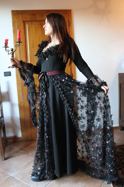 Abito Lungo Nero con Tulle Floreale e Sopragonna Elegante