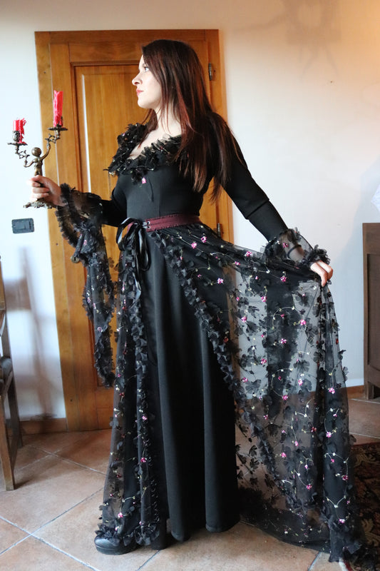 Vestido largo negro con tul floral y sobrefalda elegante