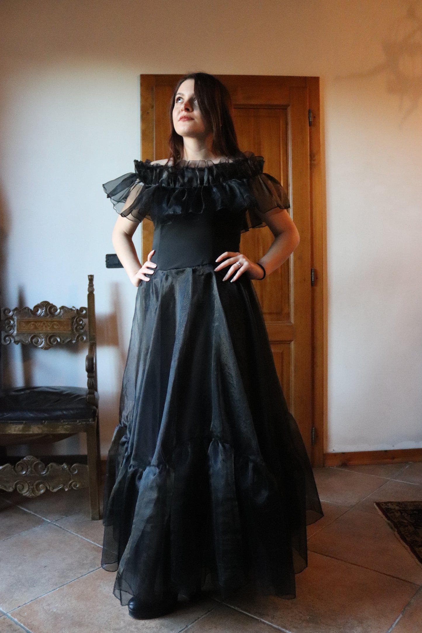 Abito Lungo Nero con Corpino Elasticizzato e Rouches di Organza - Ampia Gonna in Organza