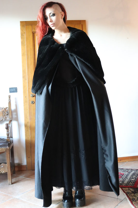 Black cloak in polyester with cape in real beaver fur