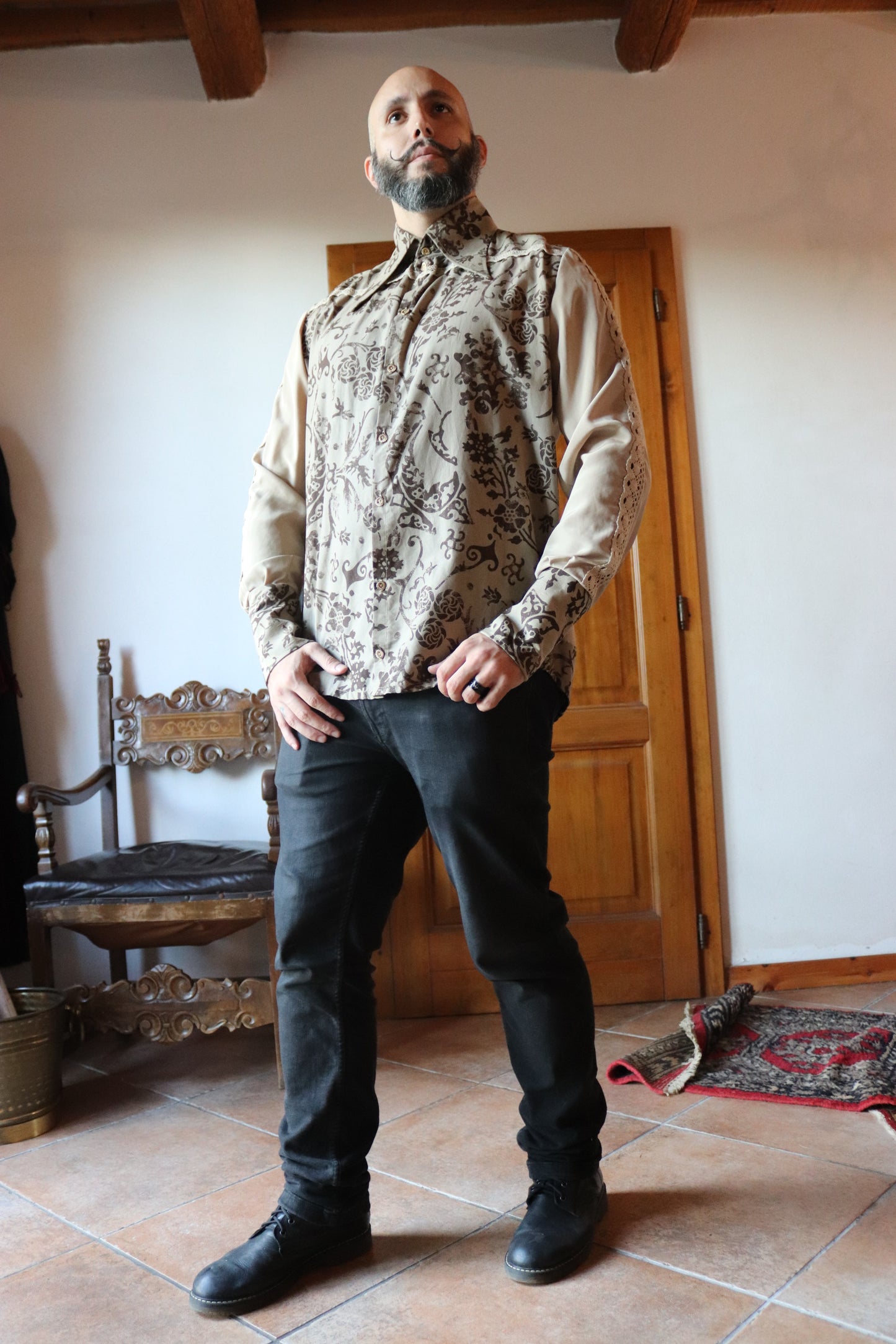 Camicia Steampunk con Pattern Floreale e Dettagli in Pizzo