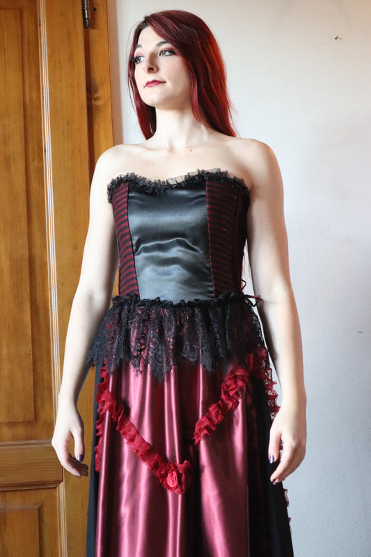 Elegante bustier en tejido de raso negro y rayas burdeos.