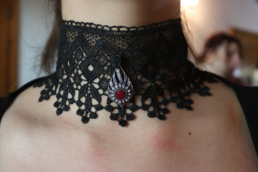 Collarino in Pizzo di Cotone Nero con Cabochon in Strass e Cristallo Rosso, Rosa Raso