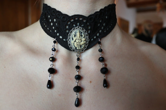 Collier in Pizzo Sangallo con Cammeo Dea Kali e Cristalli Neri Pendenti