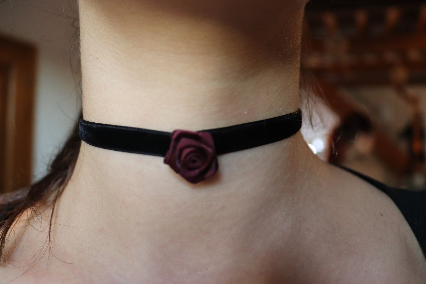 Choker Elegante in Velluto Nero con Rosa in Raso Bordeaux