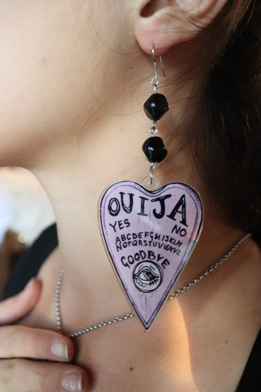 Pendiente Colgante Único con Ouija Plexiglás - Diseño de PornoBotanica con Perlas Negras (Sin Níquel)