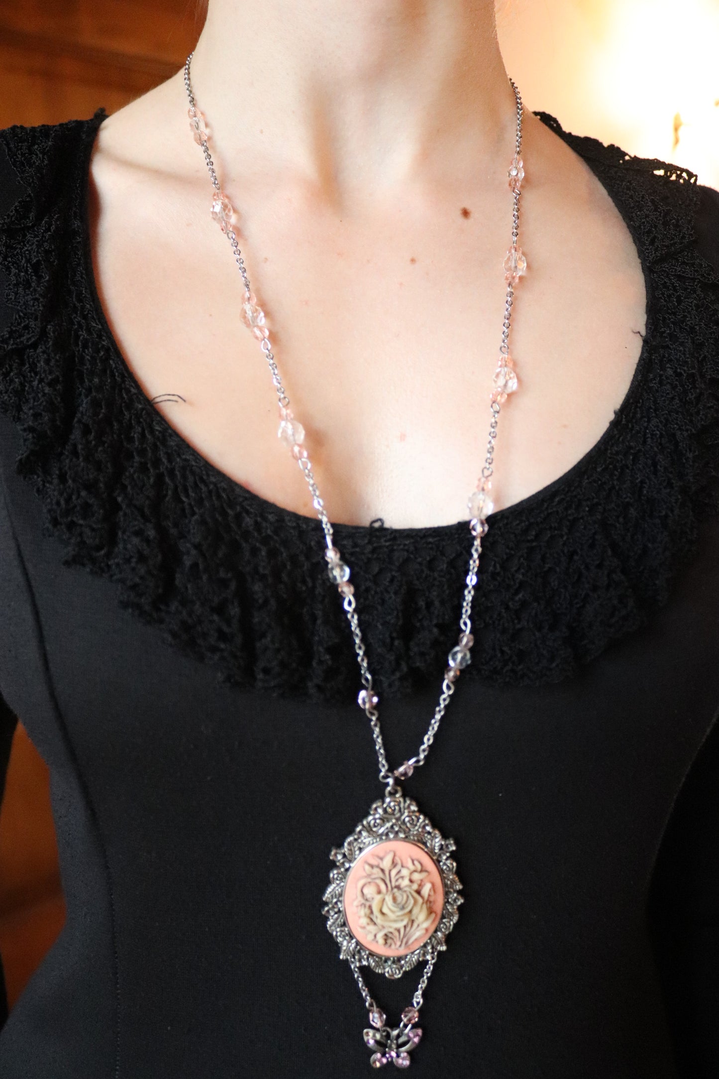 Collana Lunga in Metallo Argentato con Cristalli Trasparenti e Rosa, Cammeo Fiori Rosa e Farfalla con Strass - Nickel-Free