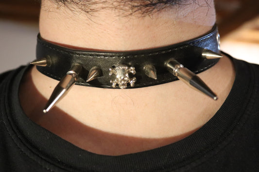 Choker Ecopelle Nero con Borchie Killer e Teschio in Acciaio