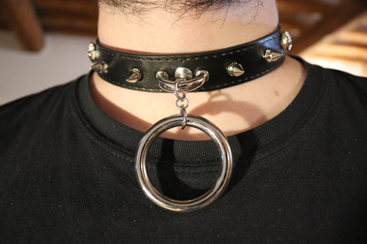 Choker Nero in Ecopelle e Acciaio con Borchie Killer e Anellone