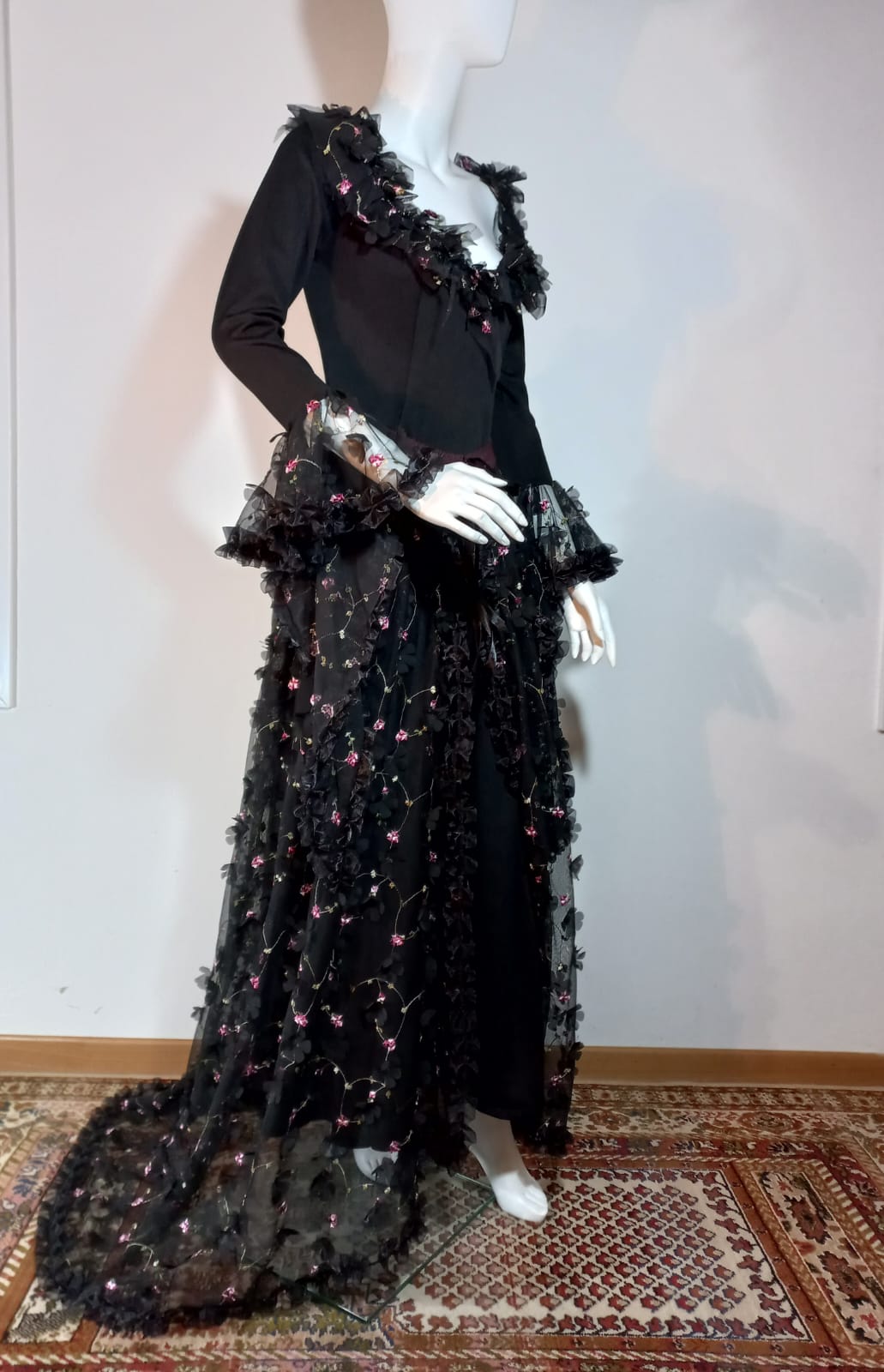 Abito Lungo Nero con Tulle Floreale e Sopragonna Elegante