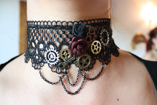 Collar Steampunk de encaje de algodón negro con engranajes, rosas de raso, llave y cadena