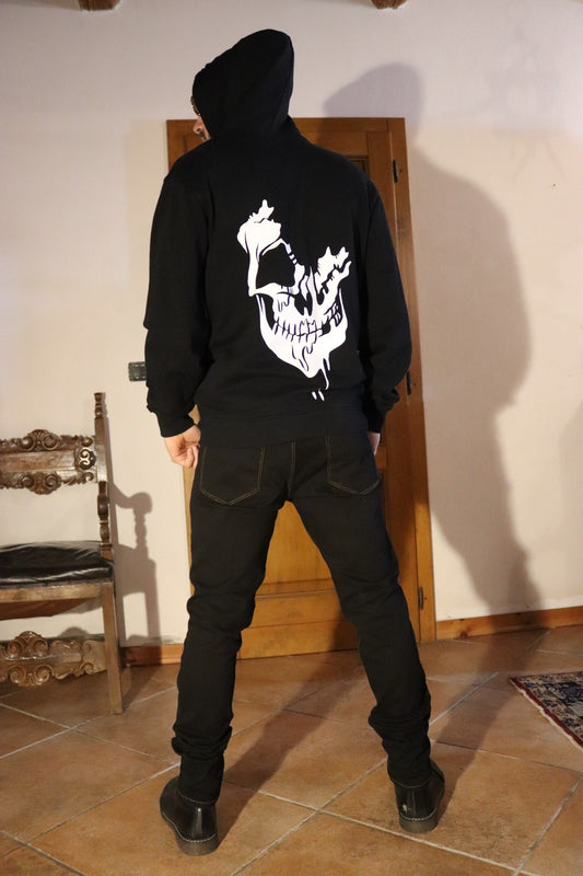 Sweatshirt with Broken Skull Print: Rebellious and Unique