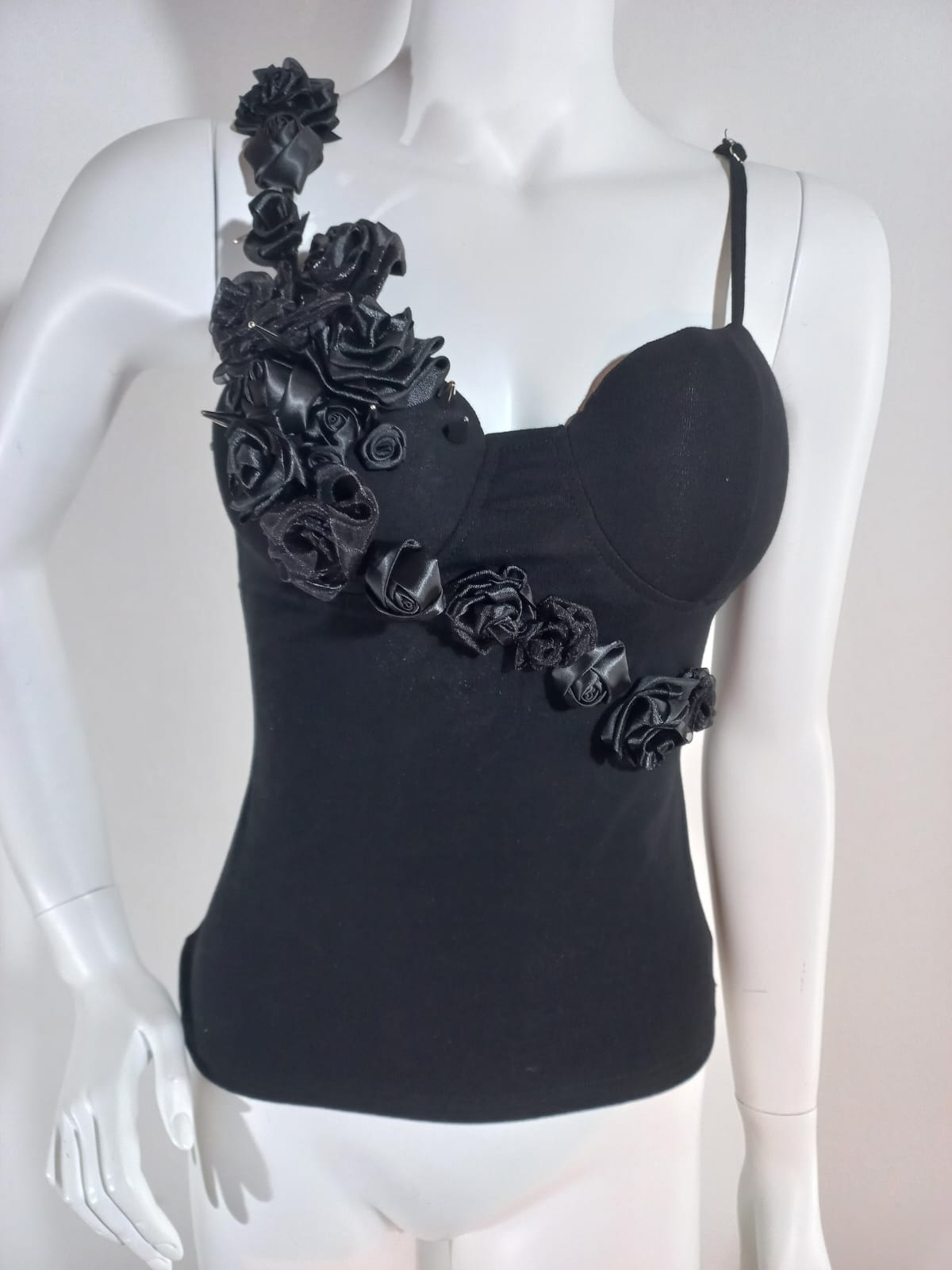 Top in Lycra Nera con Coppa Imbottita e Dettagli in Raso e Organza