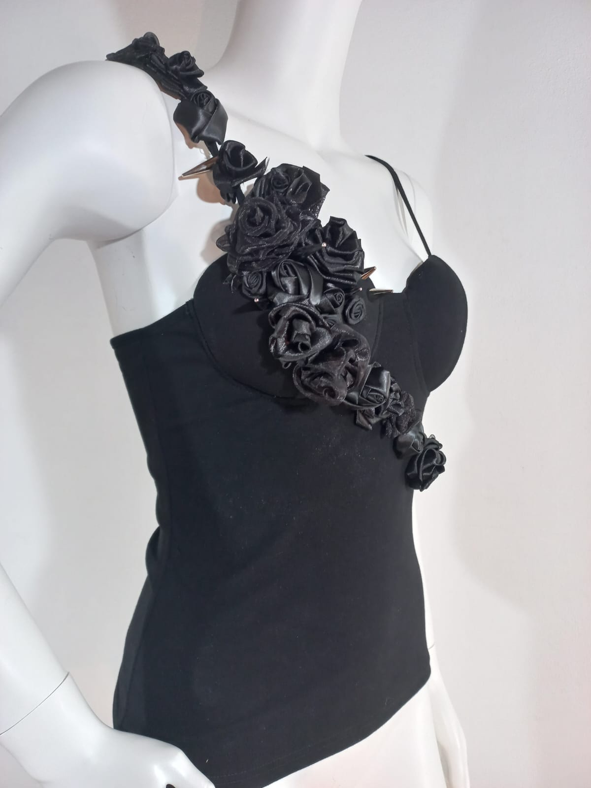 Top in Lycra Nera con Coppa Imbottita e Dettagli in Raso e Organza