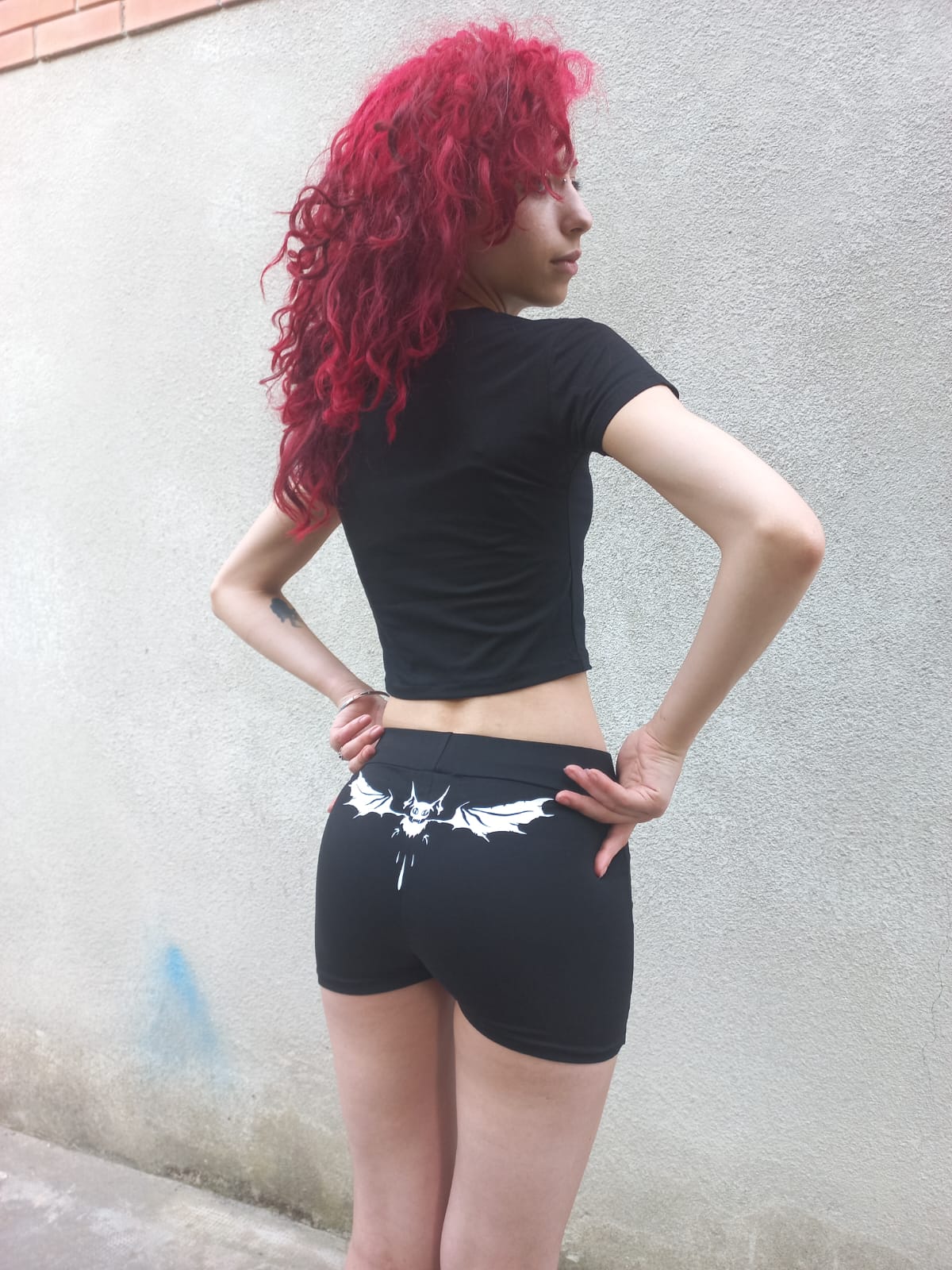 Hot pants in cotone nero con stampa pipistrello