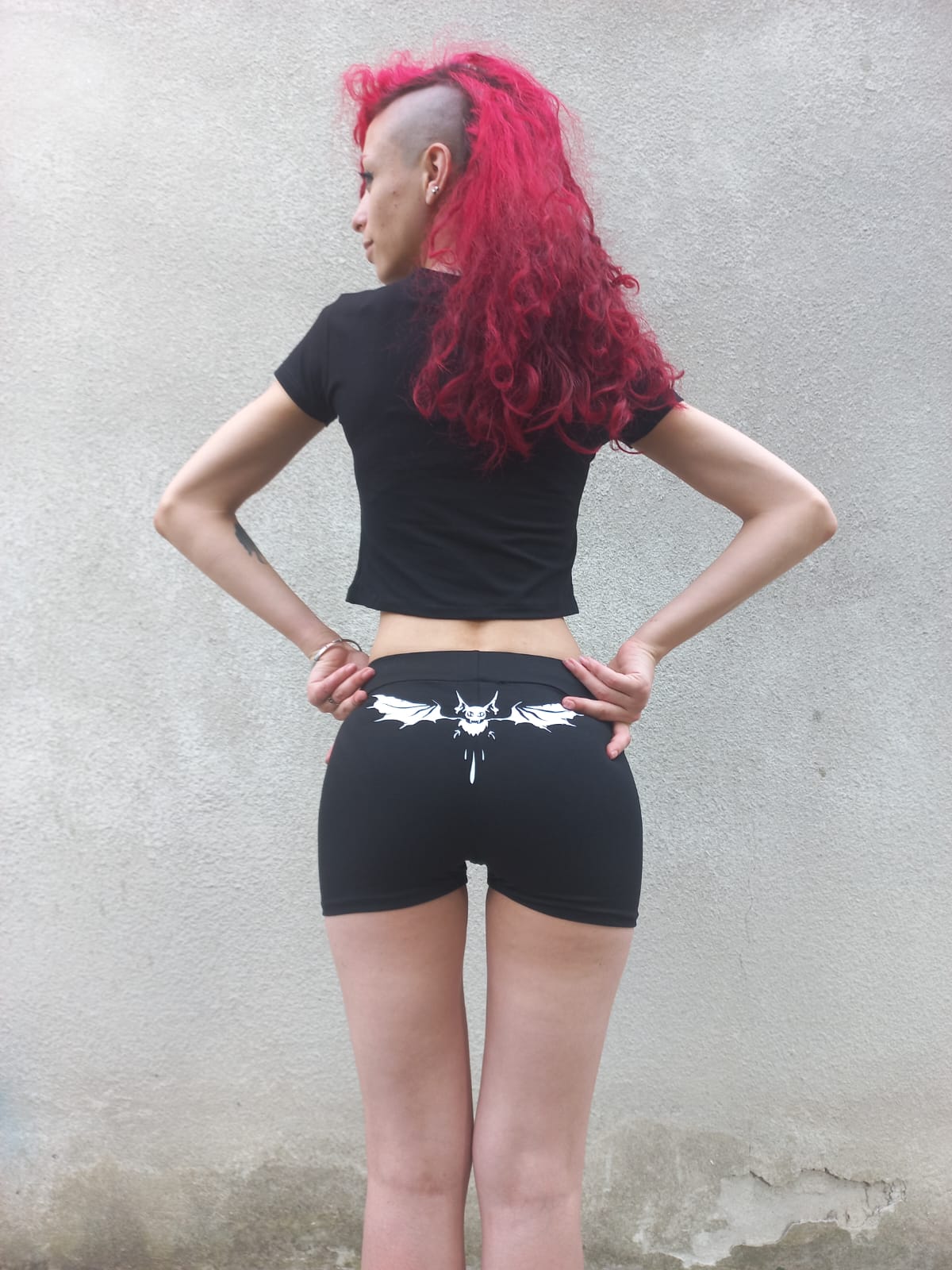 Hot pants in cotone nero con stampa pipistrello